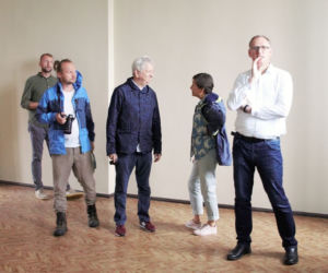 Mały Zgon. Ekipa filmowa z Juliuszem Machulskim w byłym areszcie w Bartoszycach