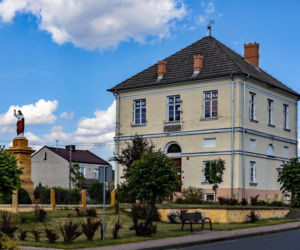 To miasto w województwie łódzkim ma jeden z najpiękniejszych rynków. Zachwyca też zabytkowym ratuszem