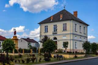 To miasto w województwie łódzkim ma jeden z najpiękniejszych rynków. Zachwyca też zabytkowym ratuszem