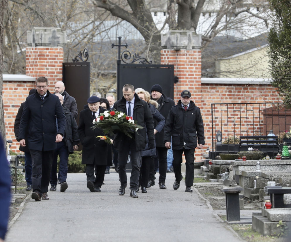 Jarosław Kaczyński złożył kwiaty na grobach ofiar katastrofy smoleńskiej