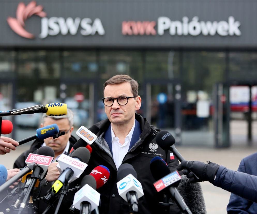 Premier Morawiecki przed budynkiem kopalni Pniówek 