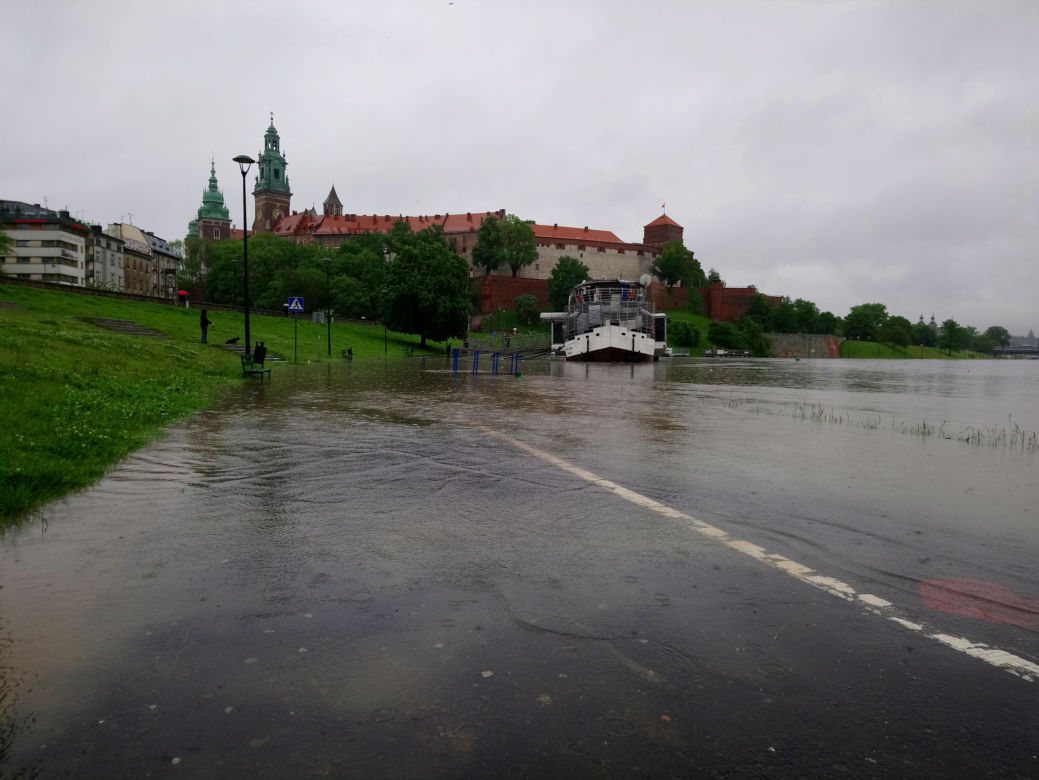 Powódź w Krakowie: Poziom Wisły dramatycznie rośnie. Most Dębnicki zagrożony?