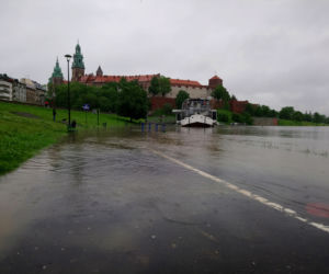 Powódź w Krakowie: Poziom Wisły dramatycznie rośnie. Most Dębnicki zagrożony?