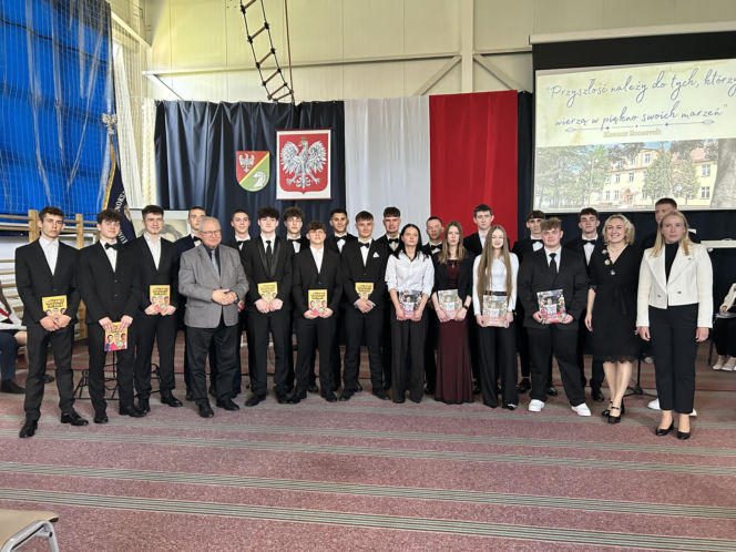 Czwartoklasiści po absolutorium. Wkrótce matury