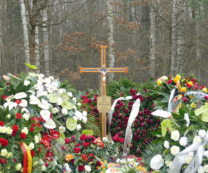 Fani pielgrzymują do grobu Krzysztofa Krawczyka
