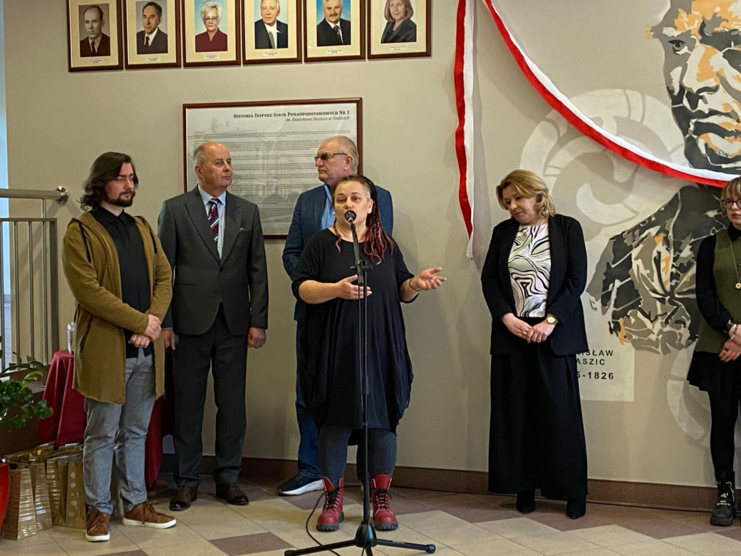 Uczniowie ZSP nr 1 stworzyli mural na ścianach szkoły. Grafika przedstawia patrona placówki
