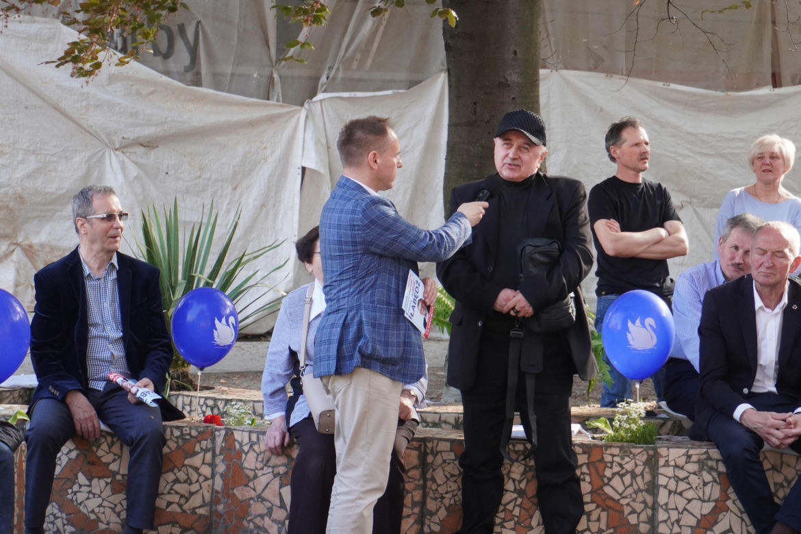 Henryk Łabędź spotkał się z mieszkańcami Tarnowa na skwerze Alicji i Jana Preiss