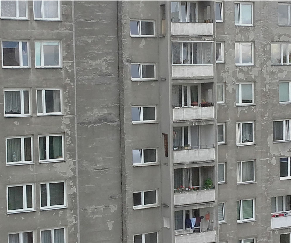 Płock. Zamknął się z żoną i 2-letnim dzieckiem! Strażacy wyważyli drzwi, ale nie zapobiegli nieszczęściu