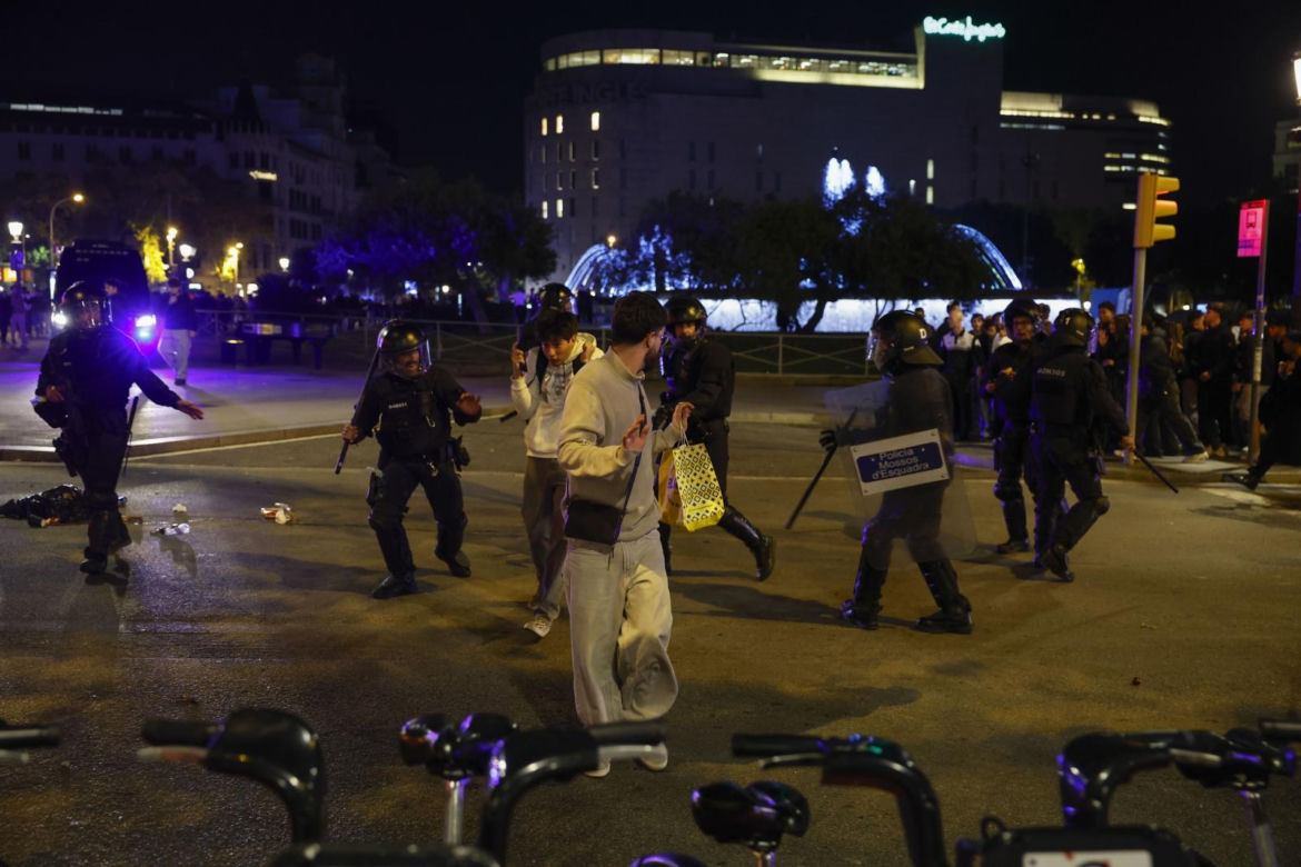 Zamieszki w centrum Barcelony. Demonstranci plądrowali sklepy i starli się z policją