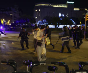 Zamieszki w centrum Barcelony. Demonstranci plądrowali sklepy i starli się z policją