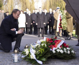 II rocznica katastrofy pod Smoleńskiem. Donald Tusk pod pomnikiem ofiar na Powązkach