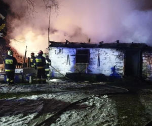Z jej domu pod Płockiem nic nie zostało. Uratowała się z pożaru, ale straciła dorobek życia! [ZDJĘCIA]