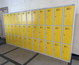 Mała, ale wygodna i przyjazna szatnia? Dobierz odpowiednie szafki pracownicze!