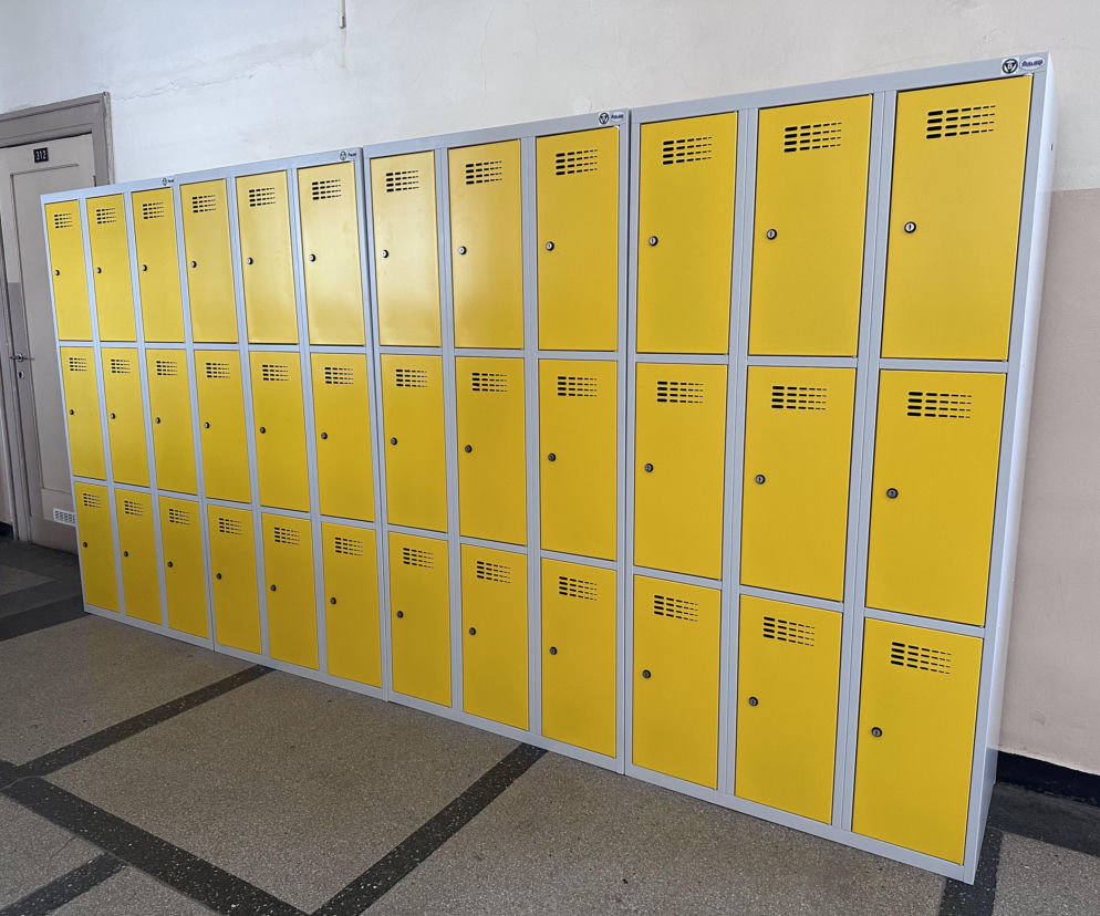 Mała, ale wygodna i przyjazna szatnia? Dobierz odpowiednie szafki pracownicze!