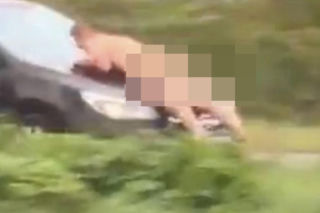 Nagi mężczyzna z maczetą biegał po ulicy! Policjanci użyli paralizatora