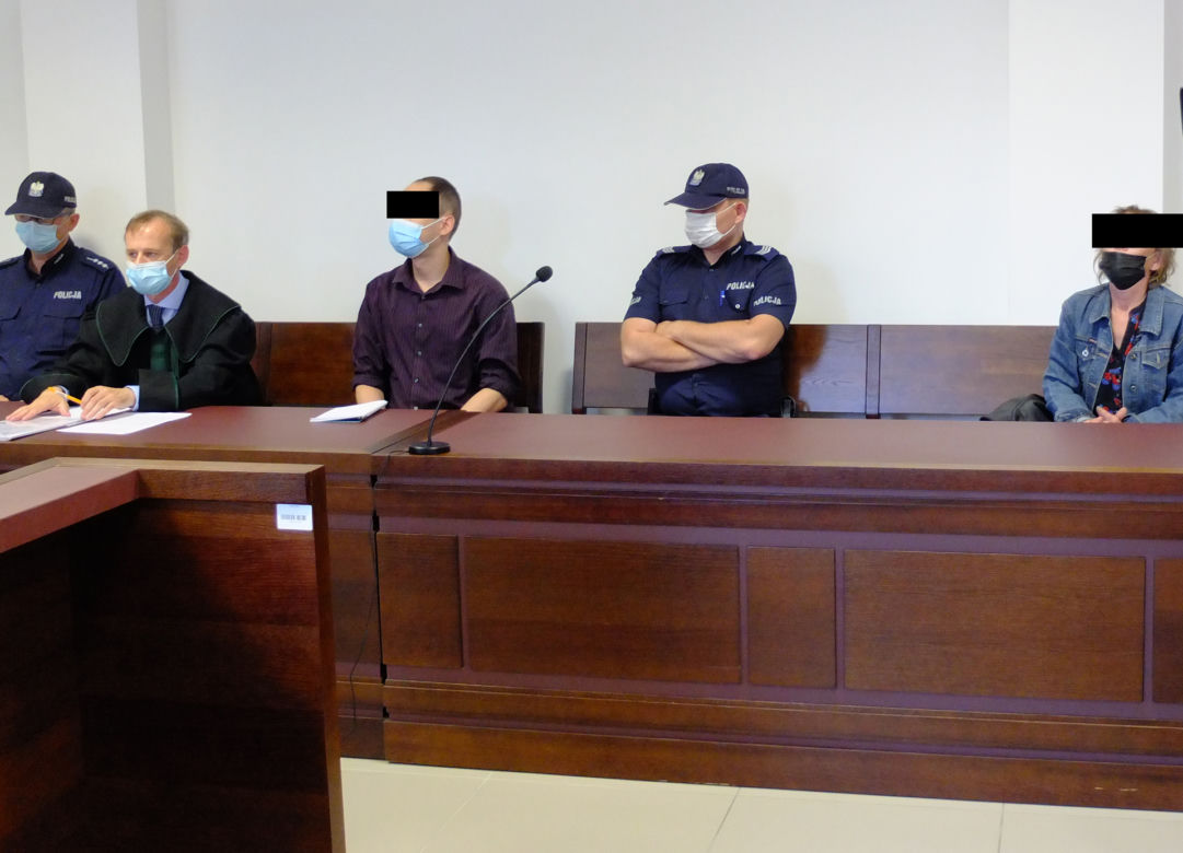 Zabił ojca, matka pomagała mu zacierać ślady. Do tragedii doszło przez ojca?