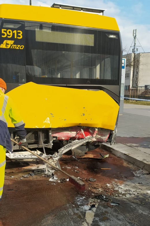 Dramat na Saskiej Kępie. Samochód wbił się w autobus