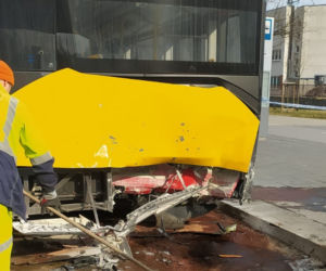 Dramat na Saskiej Kępie. Samochód wbił się w autobus