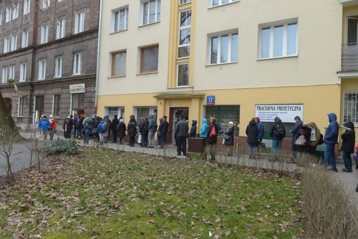 Stali trzy godziny w kolejce po pączki