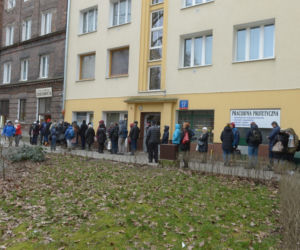 Stali trzy godziny w kolejce po pączki