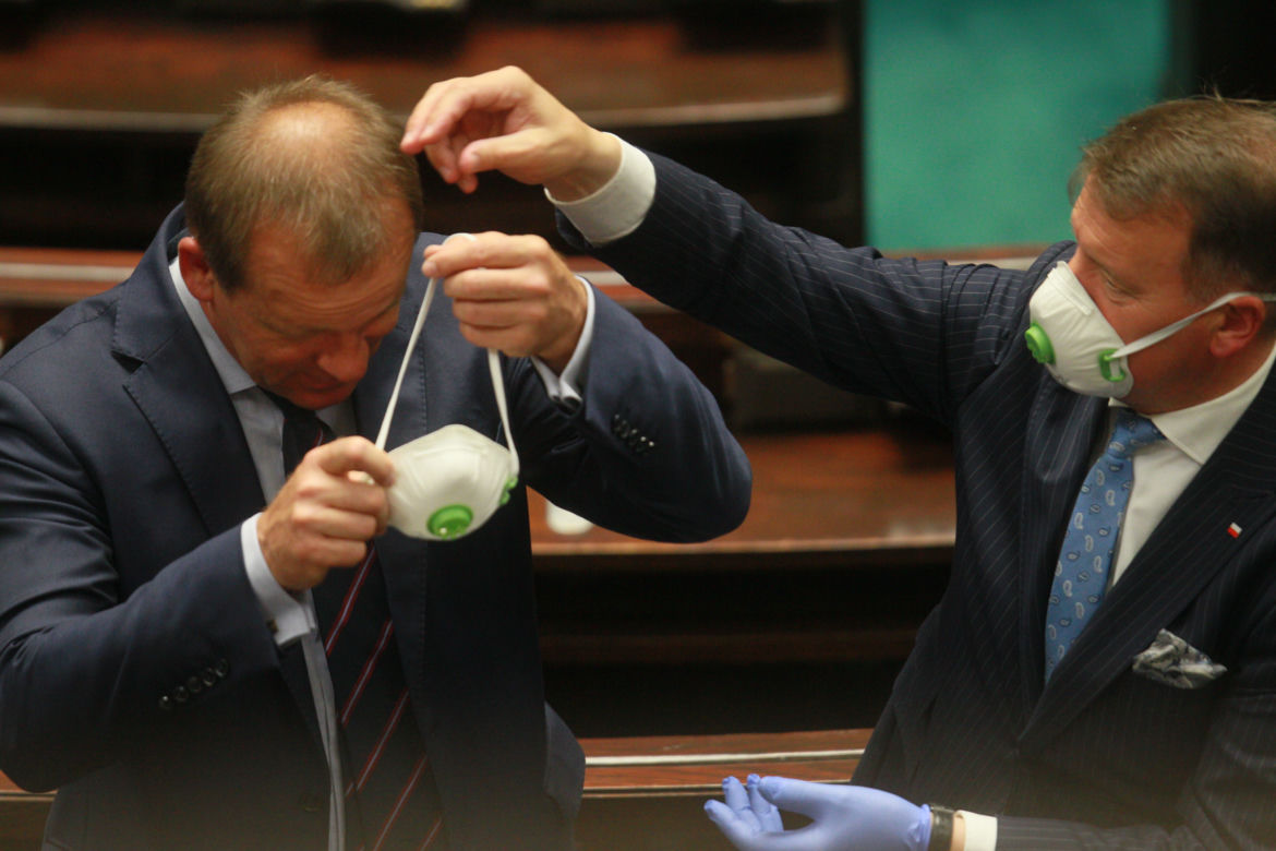 Posłowie mają problemy z maseczkami