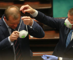 Posłowie mają problemy z maseczkami