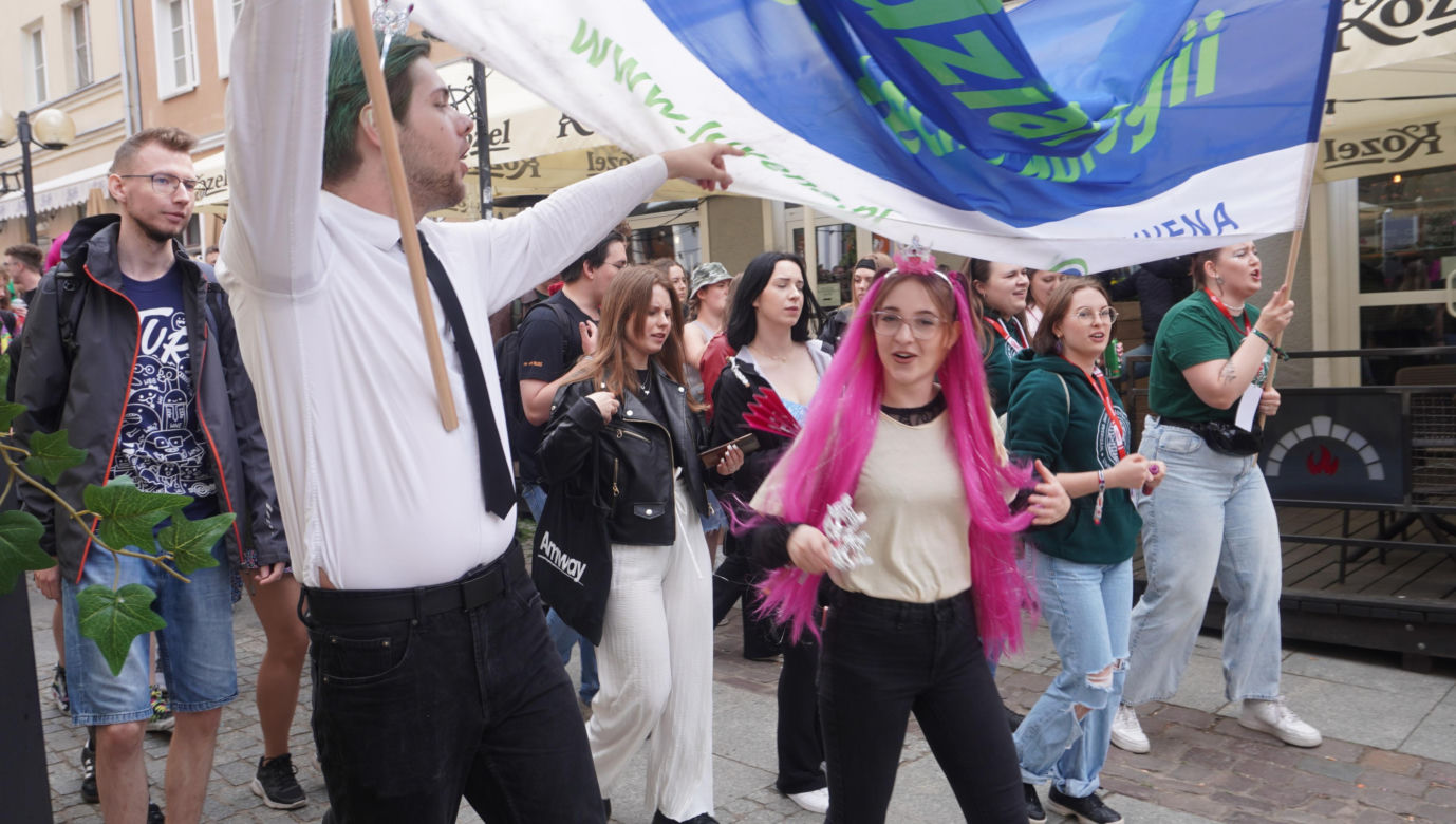 Kortowiada 2024. Parada Wydziałów przeszła ulicami miasta. Studenci tłumnie wzięli udział w imprezie