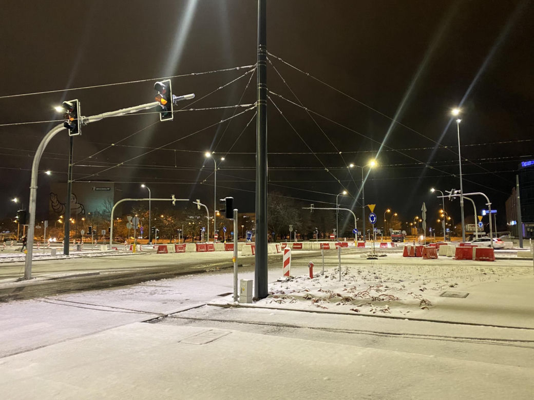 Zima zaatkowała w Olsztynie. Na ulicach zrobiło się biało [ZDJĘCIA]