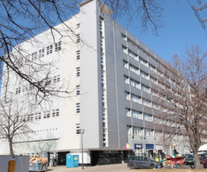 Uchodźcy w Warszawie to już 10 proc. mieszkańców stolicy. Śpią w hali targowej, na boisku i w biurowcu