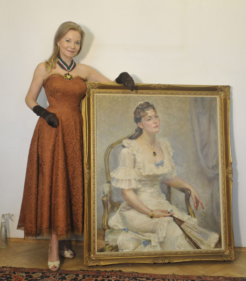 Laura Łącz pozowała w sukniach Niny Andrycz