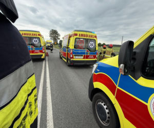 Wypadek na DK-63, zderzenie autobusu i osobówki