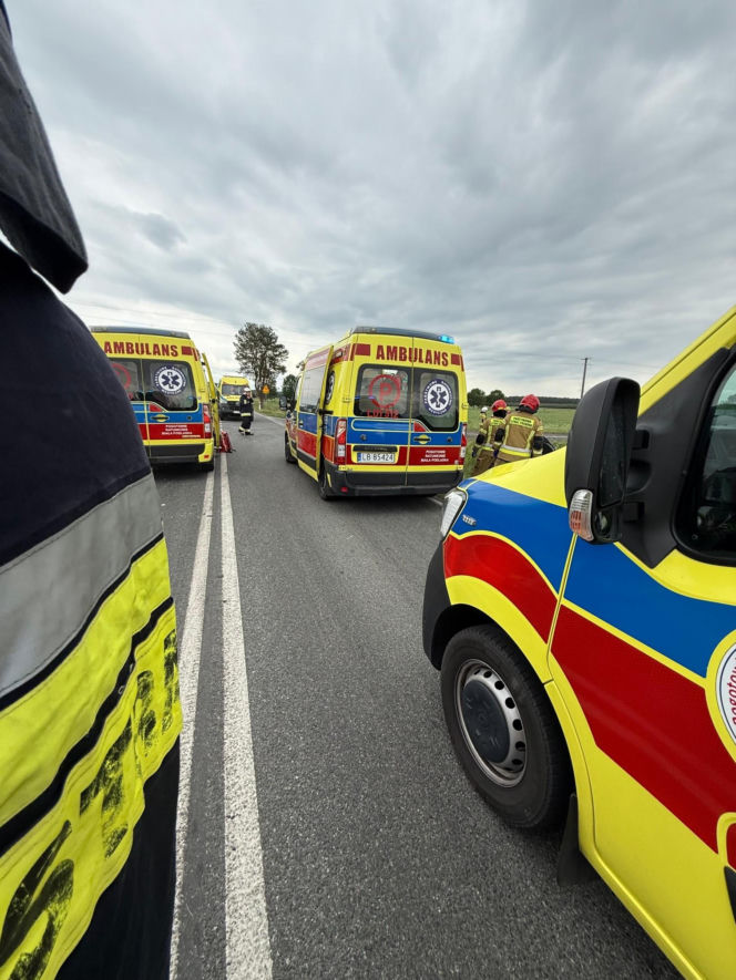 Wypadek na DK-63, zderzenie autobusu i osobówki