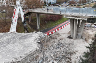 Największa kładka dla pieszych w Gdańsku znika w mgnieniu oka. Kolejne prace na Zaspie