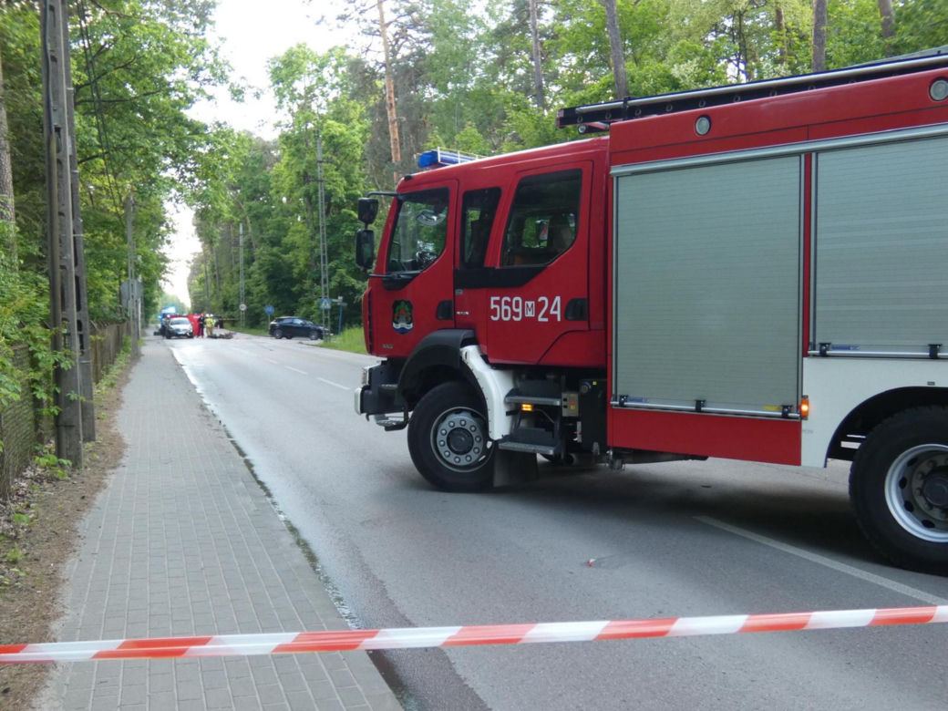 Koszmar na drodze w Konstancinie. Kawasaki zderzyło się z porsche i mercedesem. Nie żyje 21-latka