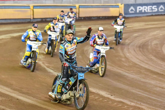 PRES Grupa Dewloperska Toruń - Abramczyk Polonia Bydgoszcz, zdjęcia kibiców i zawodników z pożegnania Adriana Miedzińskiego