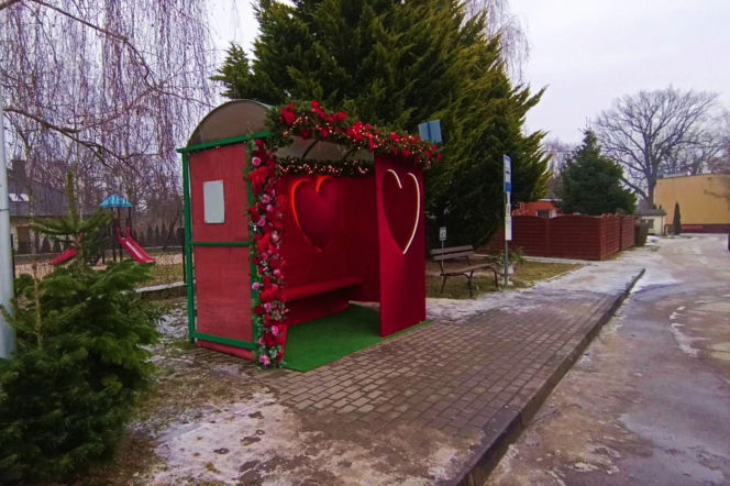 Romantyczny przystanek autobusowy w Moczyłach