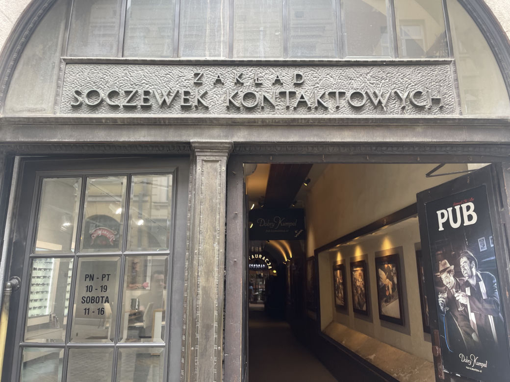 Ten zakład optyczny istnieje od 1910 roku. Przerwał dwie wojny, a przez inflację i ceny prądu grozi mu zamknięcie