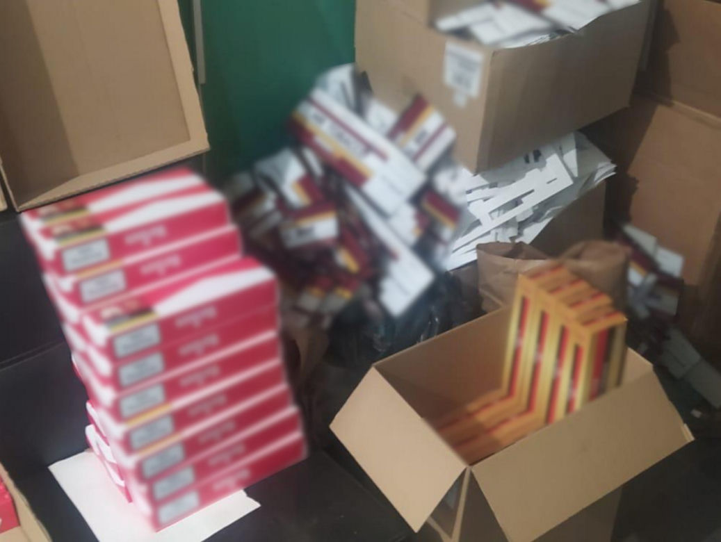 Wielkie uderzenie w nielegalną fabrykę papierosów. 5 osób zatrzymanych