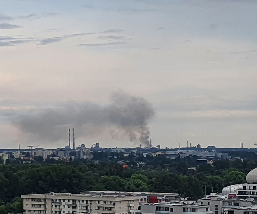 Kłęby czarnego dymu nad kombinatem