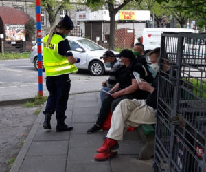Policjanci rozdają maseczki bezdomnym