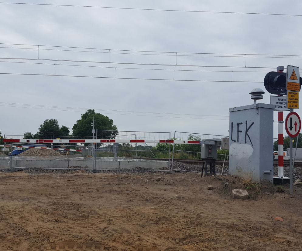 Opóźnia się termin otwarcia przejazdu kolejowego przy ul. Henrykowskiej w Lesznie