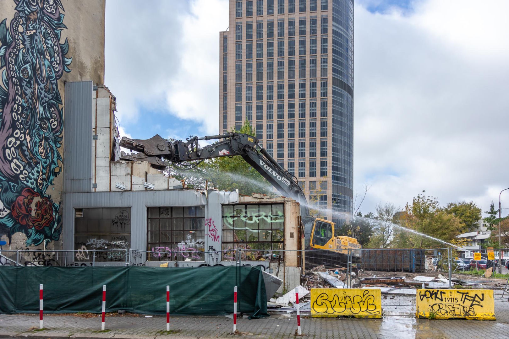 Rozbiórka przy ul. Chłodnej 45 w Warszawie