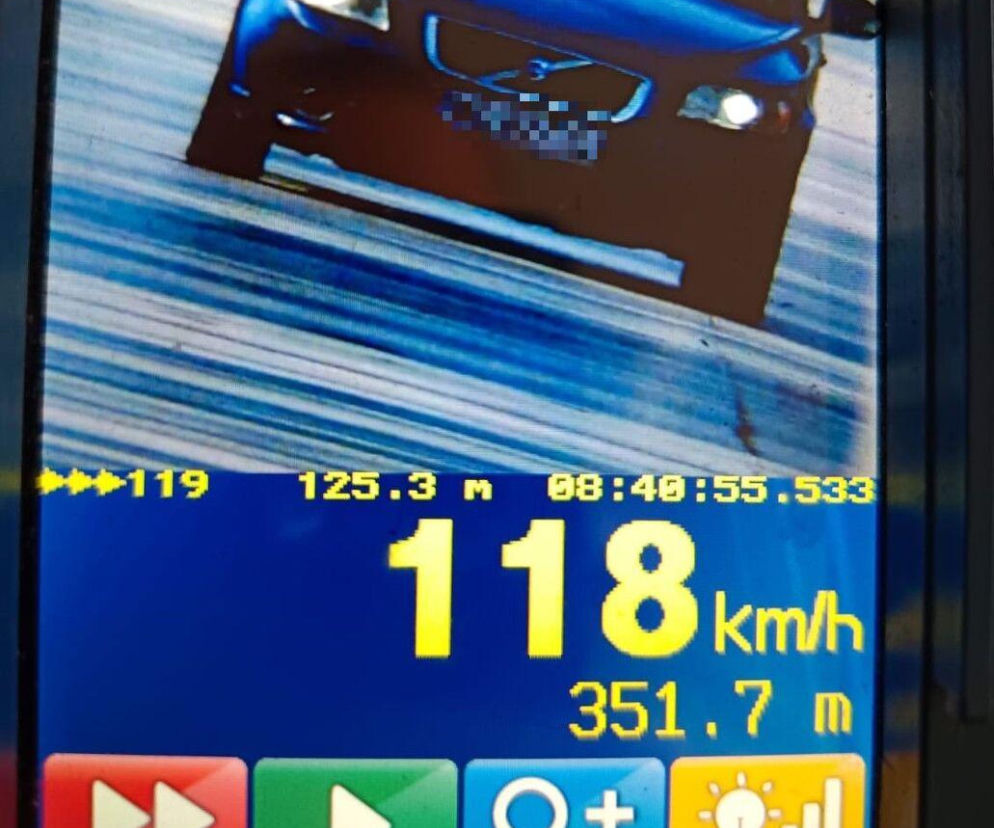 Jechał w terenie zabudowanym z prędkością 118 km/h! 