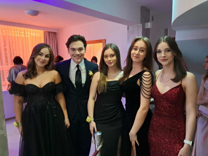 Tak bawili się maturzyści na studniówce skarżyskiego "Erbla". Kreacje jak z czerwonego dywanu