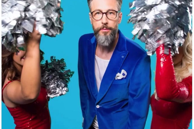 Szymon Majewski tańczy z cheerleaderkami w reklamie Plusa