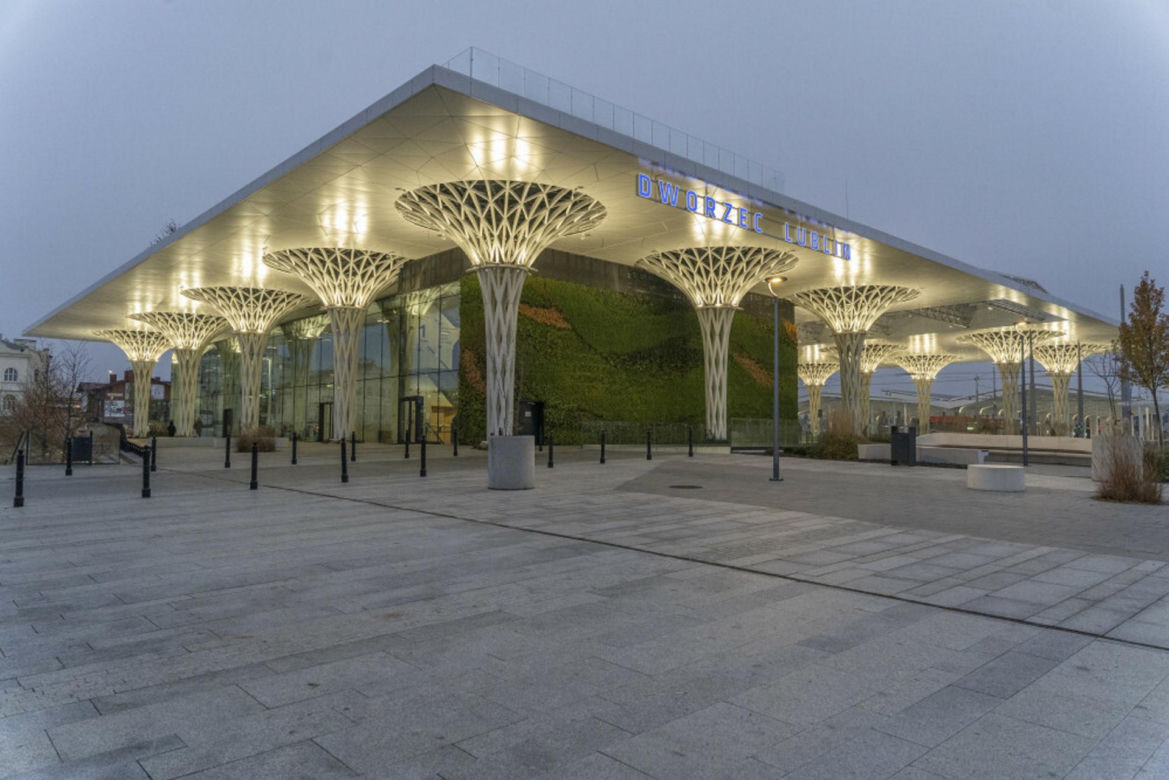 Dworzec Metropolitalny w Lublinie świętuje swoje 1 urodziny. To architektoniczna perełka. "Nie jest najgorzej"