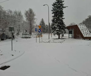 Atak zimy w Świętokrzyskiem. Śnieg i trudne warunki drogowe 23 Listopada 2025