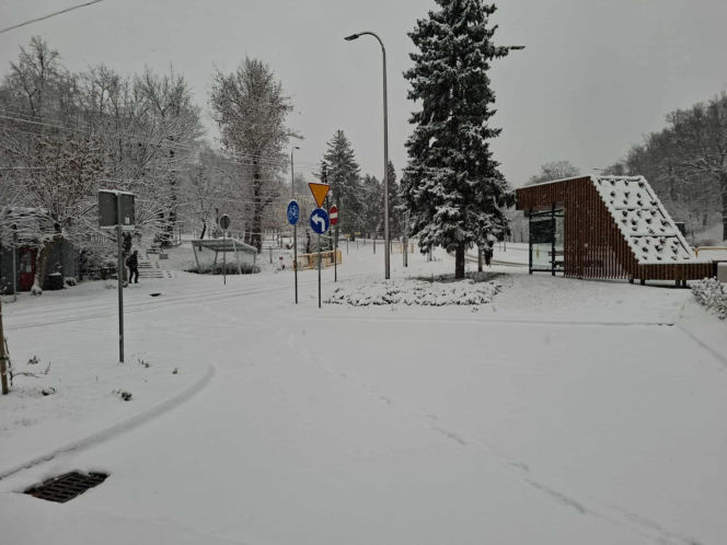 Atak zimy w Świętokrzyskiem. Śnieg i trudne warunki drogowe 23 Listopada 2025