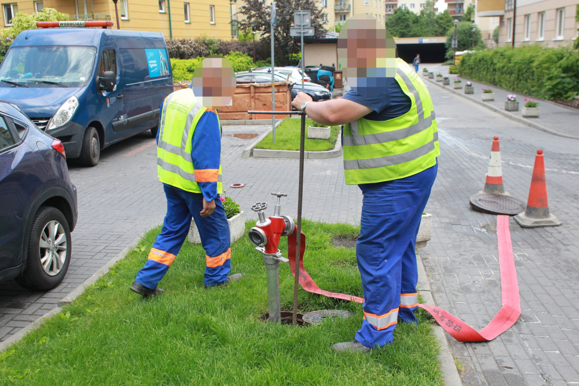 Piach i kamienie w kranówce