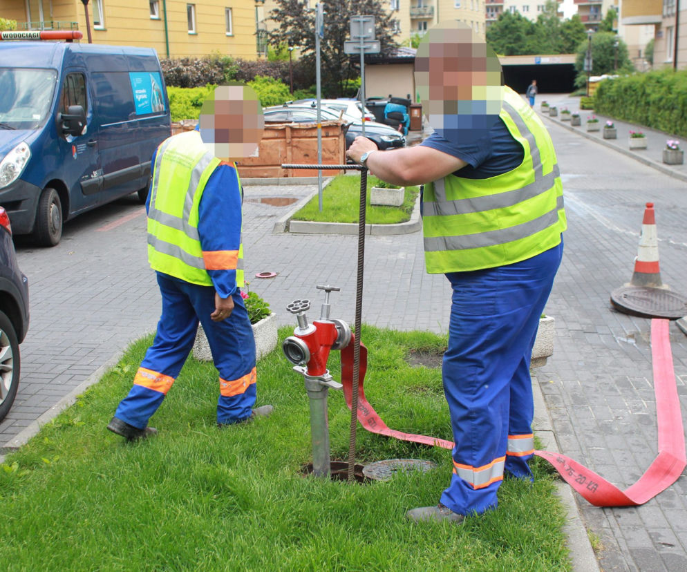 Piach i kamienie w kranówce
